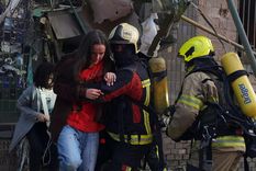 Los equipos de emergencia acudieron a socorrer a los residentes de los edificios impactados por el ataque.