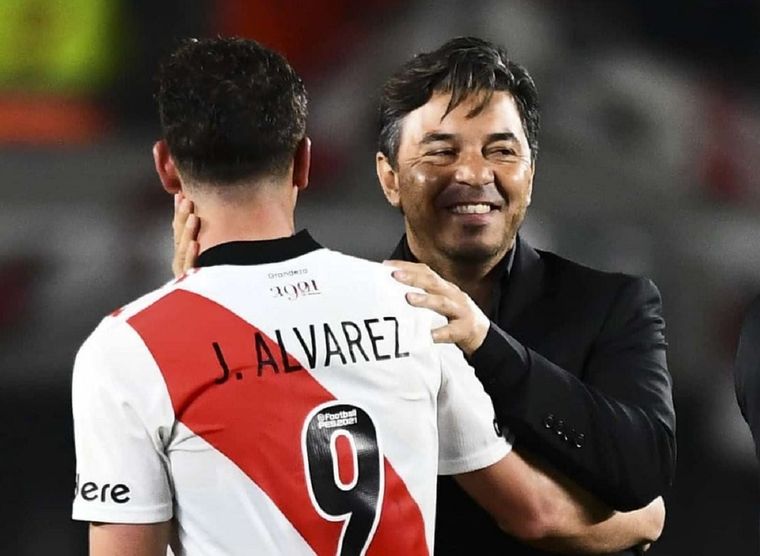 Gallardo saluda a Julián Álvarez. Foto: Télam