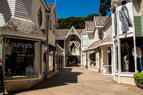 Verano en Cariló: playas privadas y arquitectura alpina. Verano en Cariló: playas privadas y arquitectura alpina.