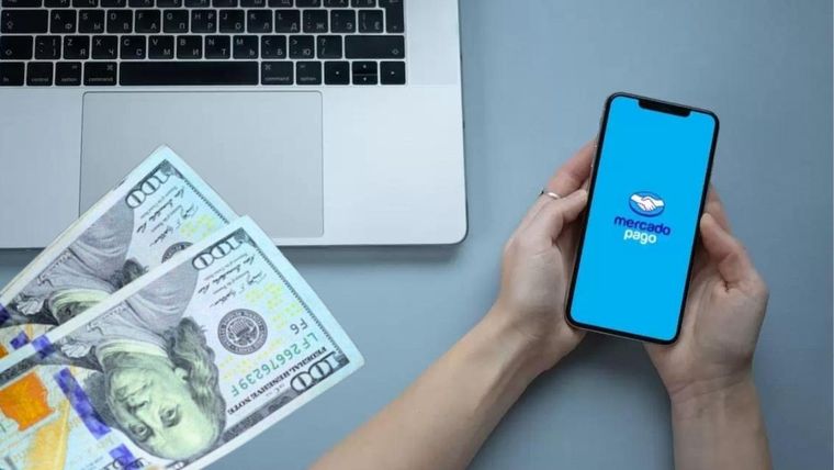 Mercado Pago, al facilitar el proceso desde una app intuitiva, se posiciona como una alternativa accesible para manejar dólares sin salir de casa Foto: Archivo