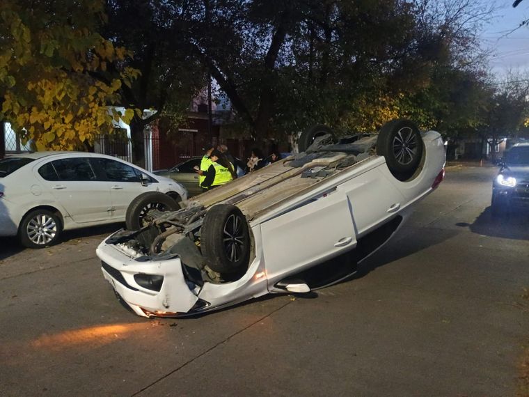 El vehículo quedó atravesado sobre la calzada tras el vuelco.