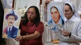 Un médico y una monja que nació sin un brazo son los primeros santos venezolanos. Un médico y una monja que nació sin un brazo son los primeros santos venezolanos.