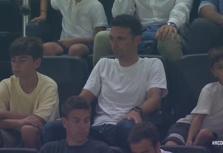 El técnico siguió de cerca el partido. Foto: Captura