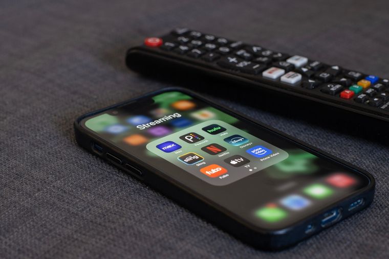 Un viejo teléfono funciona perfectamente como puente para transmitir contenido al Smart TV. Un viejo teléfono funciona perfectamente como puente para transmitir contenido al Smart TV.