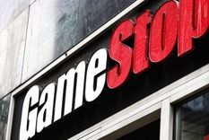 gamestop: el escandalo por la suspension de la compra de acciones que se habian disparado por usuarios de reddit