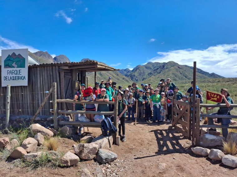 Un grupo de niños en el ingreso al Parque La Quebrada con el Cerro Comisión de fondo. Un grupo de niños en el ingreso al Parque La Quebrada con el Cerro Comisión de fondo.