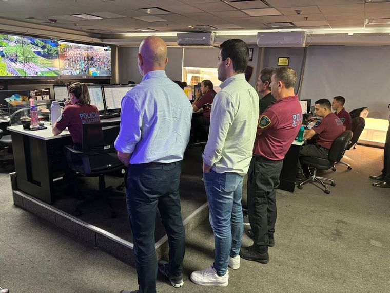 Waldo Wolff y Ezequiel Daglio monitorean el operativo. Foto: Ciudad de Buenos Aires