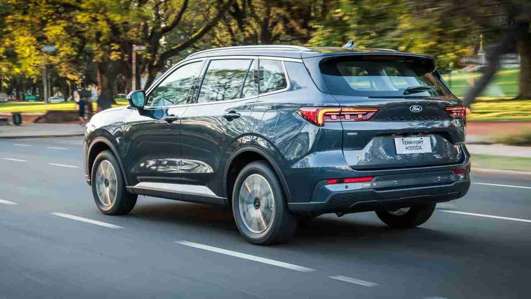 La nueva Territory Híbrida llega al país en versión Trend, y se ofrecerá en cinco colores: Azul Profundo, Gris Cactus, Gris Mercurio, Blanco Oxford y Negro Pantera. La nueva Territory Híbrida llega al país en versión Trend, y se ofrecerá en cinco colores: Azul Profundo, Gris Cactus, Gris Mercurio, Blanco Oxford y Negro Pantera.