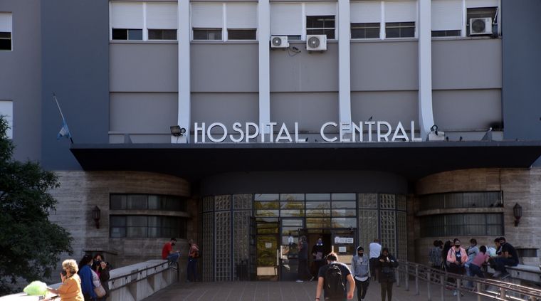 La víctima se encuentra internada en terapia intensiva en el Hospital Central. Foto: ALF PONCE MERCADO / MDZ