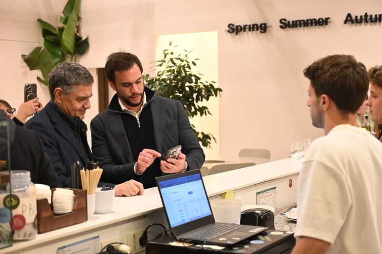 El Jefe de Gobierno, Jorge Macri, en el bar The Slow Kale, en Colegiales, uno de los comercios de la Ciudad que acepta pagos con cripto. 
