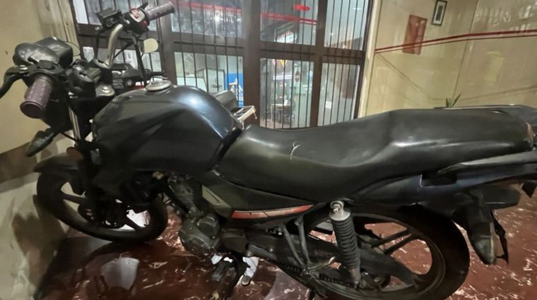 La motocicleta recuperada durante el procedimiento en el centro capitalino. La motocicleta recuperada durante el procedimiento en el centro capitalino. 