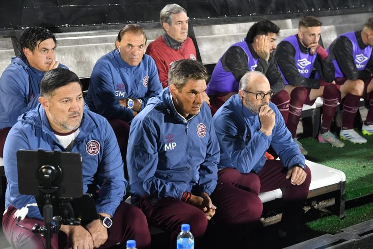 Mauricio Pellegrino, DT de Lanús, sentado en el banco de suplentes junto al "Turu" Flores y la infaltable tablet para mirar las jugadas polémicas. Mauricio Pellegrino, DT de Lanús, sentado en el banco de suplentes junto al "Turu" Flores y la infaltable tablet para mirar las jugadas polémicas. 