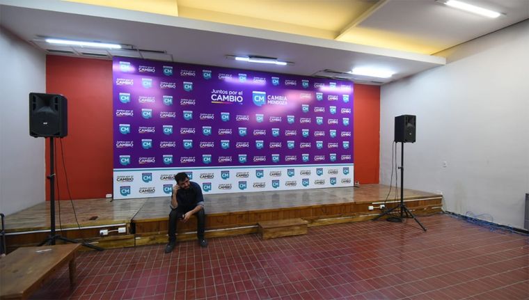 La soledad de la derrota. Ni Suarez, ni Cornejo estuvieron en la sede partidaria. Foto: Maximiliano Ríos / MDZ