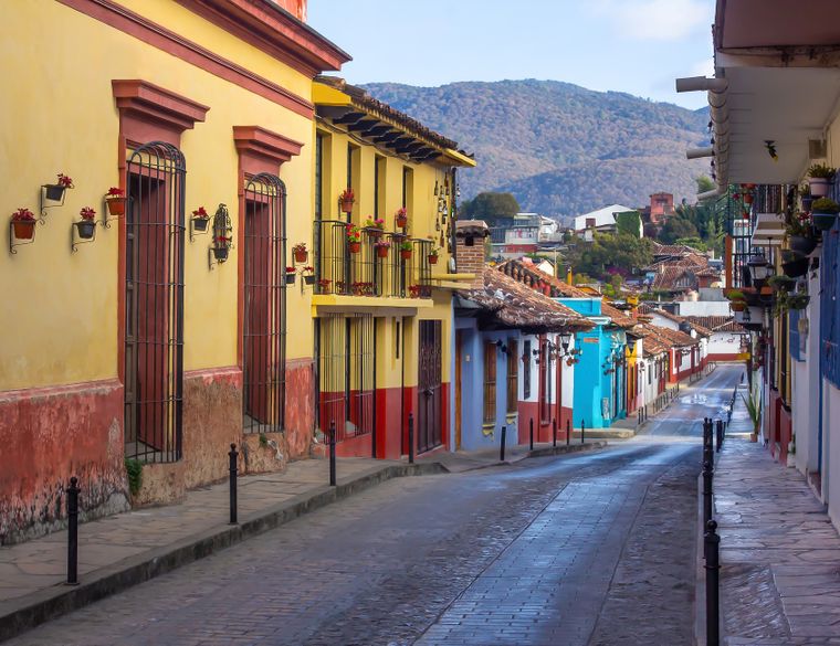 Enclavado en las montañas de Chiapas, este pueblo combina historia viva, arquitectura colonial y una energía cultural que lo hace único.