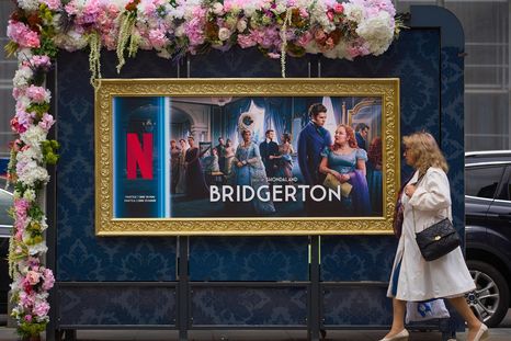 El gigante del streaming, Netflix, expande su imperio con productos físicos de lujo como perfumes y joyas para sus seguidores. El gigante del streaming, Netflix, expande su imperio con productos físicos de lujo como perfumes y joyas para sus seguidores.