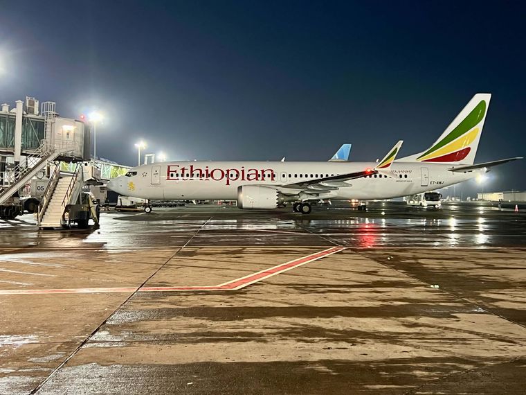 Según los registros de Flight Radar 24, la aeronave sobrevoló a menos de 700 pies de altura (215 metros) distintas localidades del conurbano bonaerense.