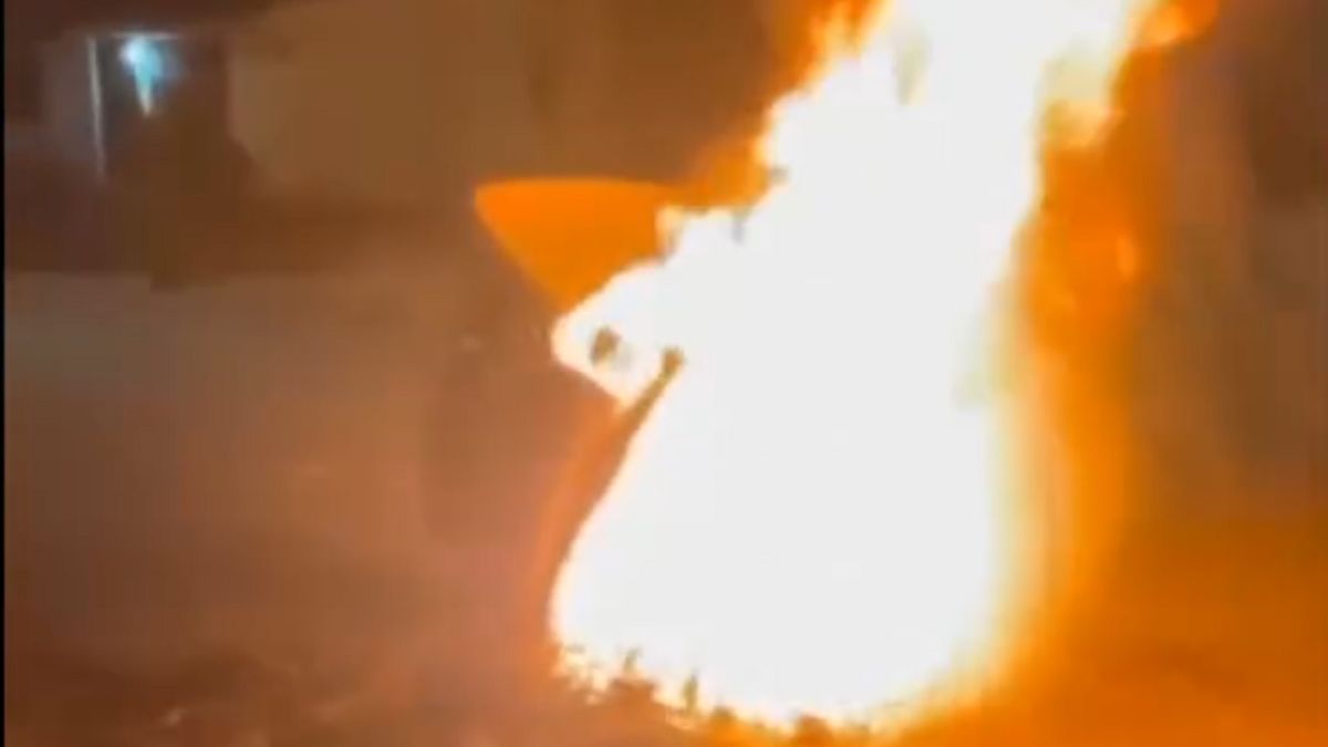 Un grupo de jóvenes prendió fuego un contenedor de basura en Mendoza y lo subió a las redes