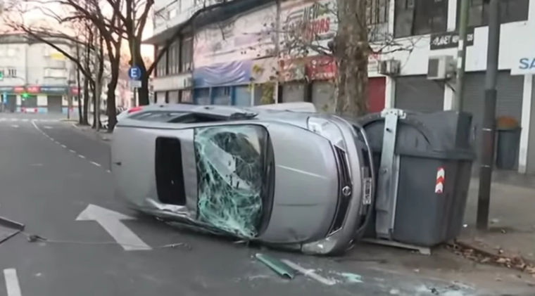 El accidente ocurrió en el barrio porteño de Villa Crespo, este domingo por la mañana. Así quedó el auto tras el choque de la camioneta.