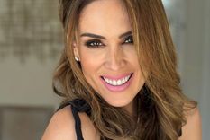 Jacky Bracamontes enamoró con un elegante look.