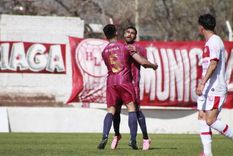 Celebran los jugadores de Guillermo Brown uno de los cuatro tantos en el estadio de Huracán Las Heras.