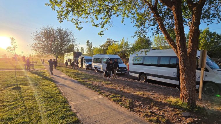 Los profesores llegan en un autobús de larga distancia (atrás en la imagen), algunos se quedan en Añelo y otros suben a otras transportes para continuar viaje a escuelas más alejadas.