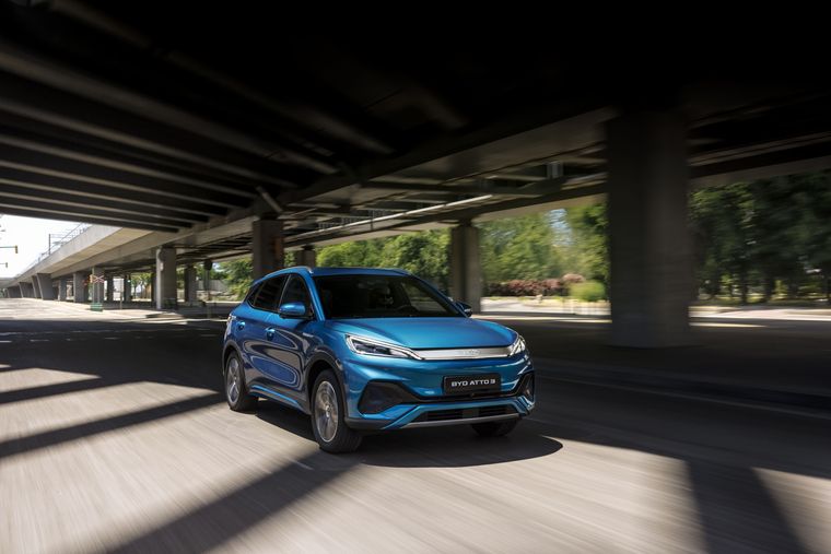 El BYD ATTO 3 está disponible en acabados Comfort y Design, ambas versiones ofrecen un amplio equipamiento de serie.