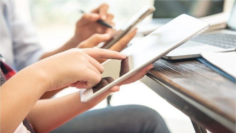 ANSES ofrece la posibilidad de adquirir una tablet gratuita. Foto: Freepik