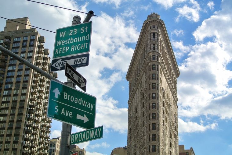 Hace 100 años, cuando se construyó el edificio Flatiron, por su forma triangular combinada con la altura en algunos existió el temor de que el edificio se cayera. Foto: Pixabay - pixabay.com