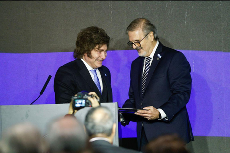 Javier Milei junto al titular de la Bolsa de Cereales de Buenos Aires, Ricardo Marra, durante el anuncio de la baja de retenciones. Javier Milei junto al titular de la Bolsa de Cereales de Buenos Aires, Ricardo Marra, durante el anuncio de la baja de retenciones.