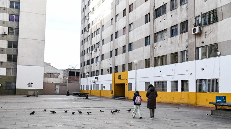 Una niña se encargó de alimentar a las palomas antes de entrar a su casa. Una niña se encargó de alimentar a las palomas antes de entrar a su casa.