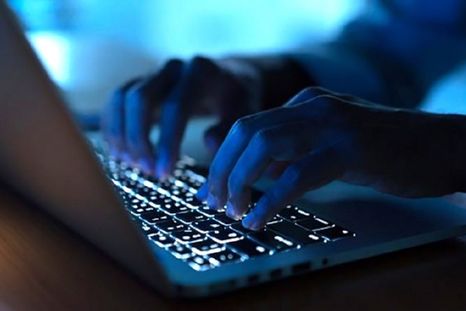 Hackearon un celular, clonaron la voz de la víctima y estafaron a familiares con una falsa operación de su hijo. Hackearon un celular, clonaron la voz de la víctima y estafaron a familiares con una falsa operación de su hijo.