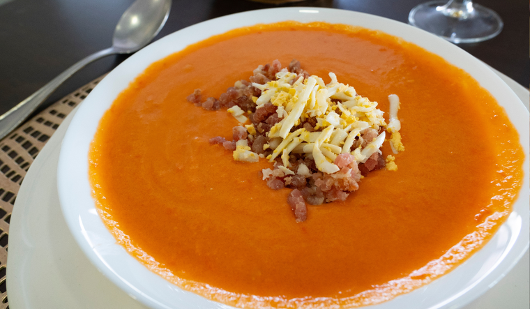 La receta del salmorejo cordob&eacute;s tiene ra&iacute;ces antiguas que se remontan a la &eacute;poca romana, cuando se preparaban mezclas similares con pan, aceite y vinagre.