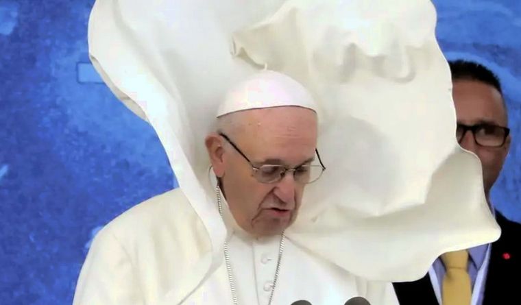 El papa se refirió a las problemáticas que enfrentan las mujeres. Foto: Efe.