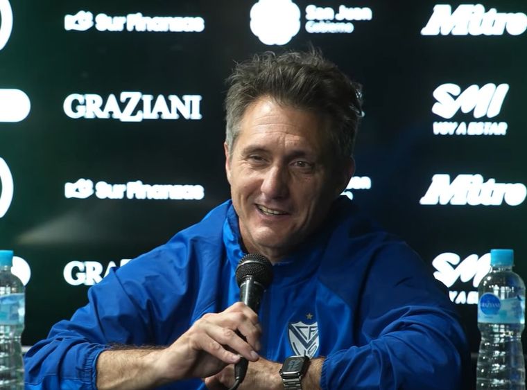 El pícaro mensaje de Guillermo Barros Schelotto para meterle “presión” al VAR de Racing-Vélez. Créditos: @sabadovelezok