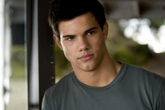 TAYLOR LAUTNER ALCANZÓ LA FAMA TRAS SU PASO POR LA SAGA CREPÚSCULO. PERO LUEGO, ESO LE JUGÓ UNA MALA PASADA.