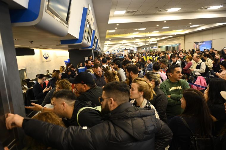 Se registran largas esperas en los aeropuertos de Buenos Aires Foto: Telam