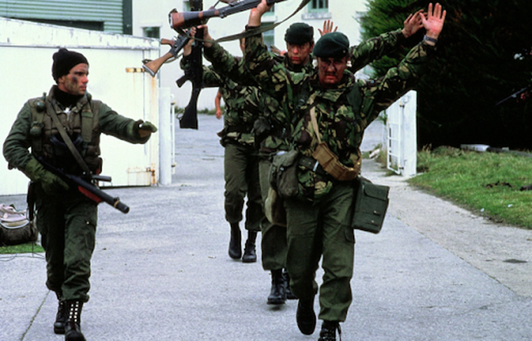 El Cabo Jacinto Eliseo Batista, Comando Anfibio, dirige a tres Royal Marines de la guarnición Malvinas ya rendidos. El Cabo Jacinto Eliseo Batista, Comando Anfibio, dirige a tres Royal Marines de la guarnición Malvinas ya rendidos.
