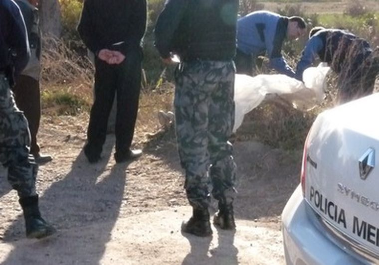 El cadáver del joven después de ser sacado del canal. Foto: Ministerio de Seguridad