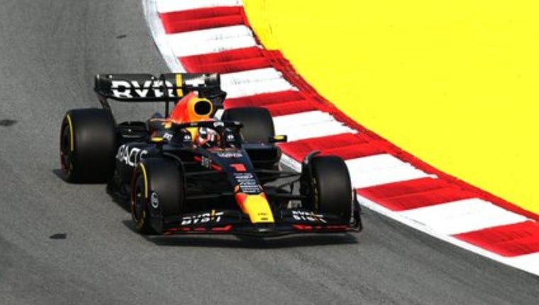 Verstappen dominó el viernes en Barcelona. Foto: @redbullracing