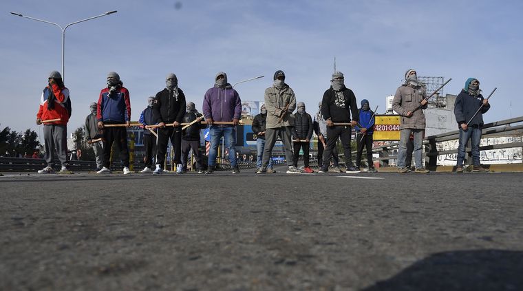 Cambio de época. Los piquetes quedarán prohibidos con corte total y se le quitará el plan a quien lo haga. Foto: TELAM