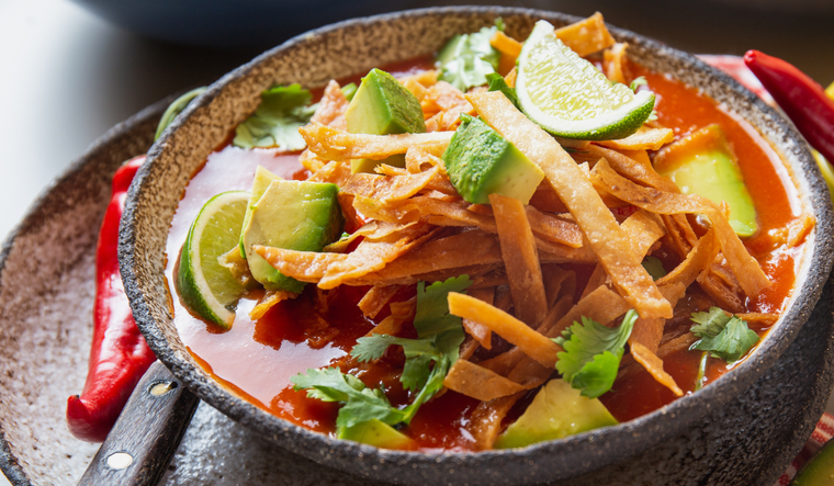 Esta receta tradicional se ha adaptado en cada región de México, incorporando ingredientes locales como aguacate, queso o chile pasilla.