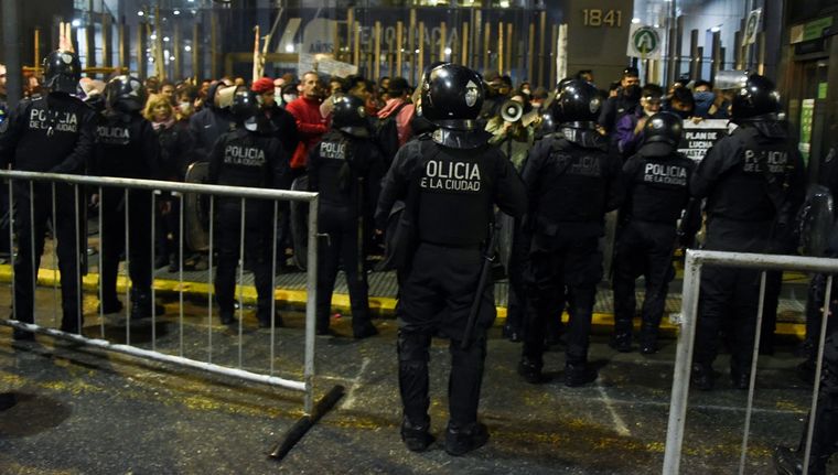 Imágenes de calles repletas de cientos de efectivos desplegados son recurrentes en noticieros y redes sociales. Foto: Juan Mateo Aberastain/MDZ