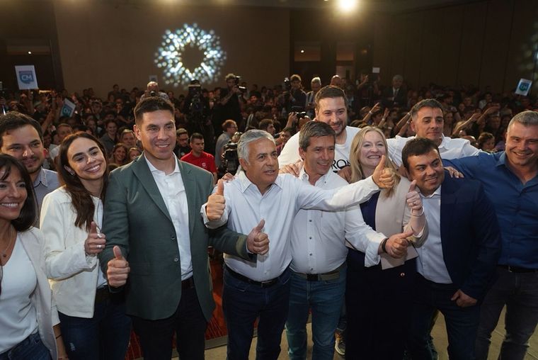 Alfredo Cornejo y dirigentes de Cambia Mendoza y La Libertad Avanza