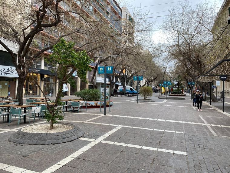 Algunos empleados deberán trabajar igual a pesar de la alerta roja. Foto: Gerónimo Sosa/MDZ