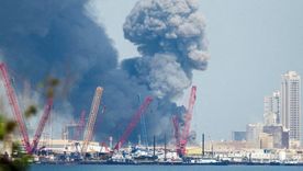 Columnas de humo negro elevándose sobre un área cercana a la sede de la Quinta Flota de la Armada estadounidense en Baréin