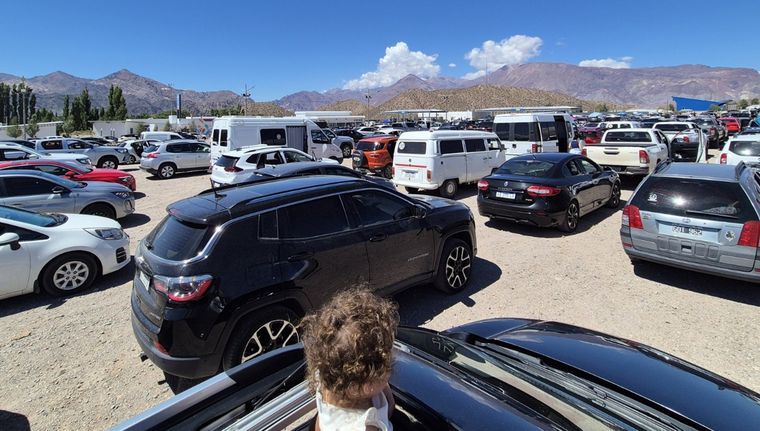 Según datos oficiales, cerca de 9.000 vehículos cruzan diariamente al vecino país. Foto: Archivo