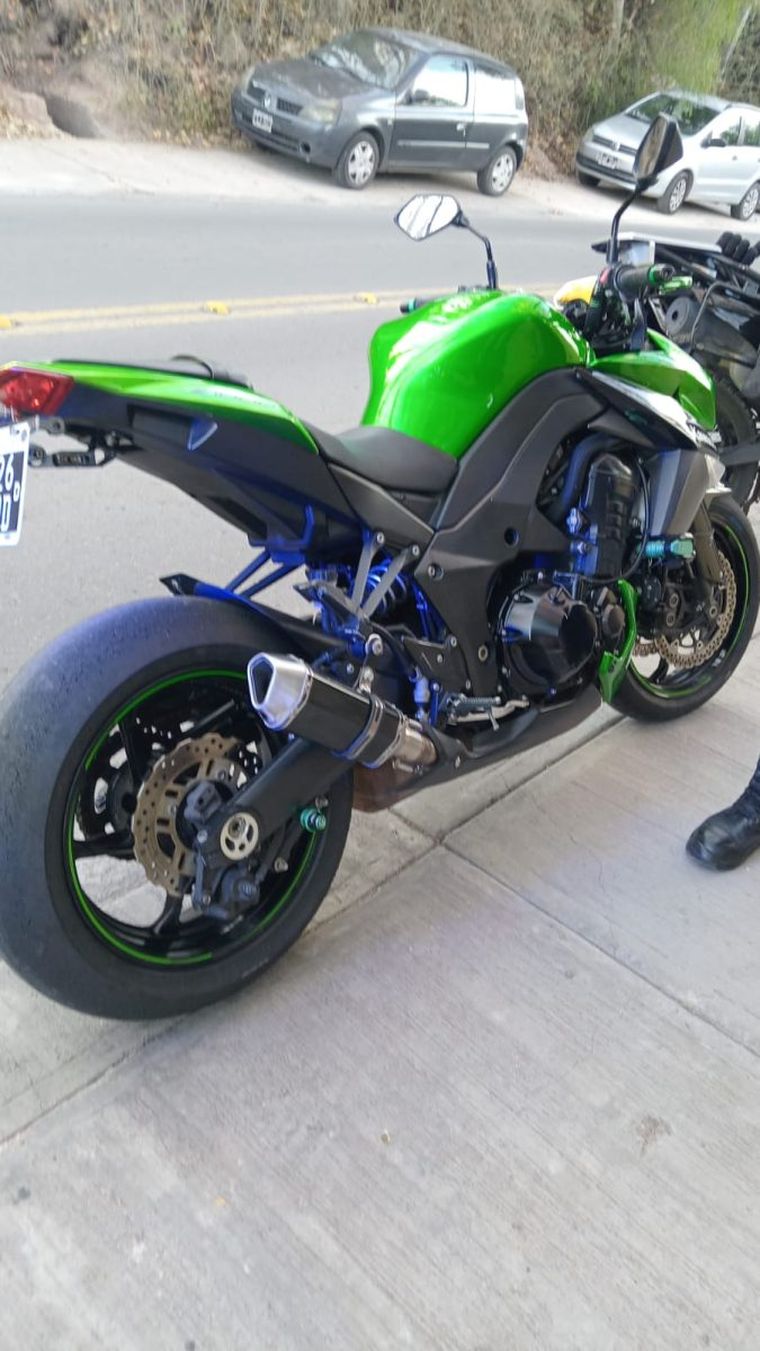Motocicleta Kawasaki Z1000 retenida durante las maniobras. El conductor no tenia licencia de conducir y el rodado presentaba irregularidades.