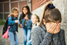 La viralización constante de peleas, humillaciones y desafíos violentos expresa un deterioro profundo de la empatía.