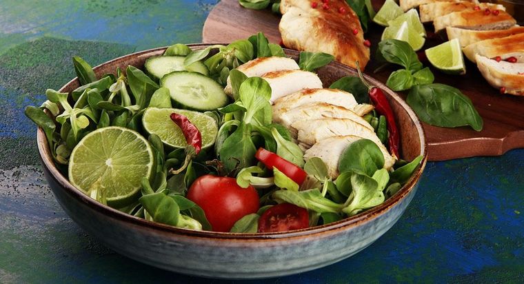 Esta ensalada de pollo es una opción saludable para tu cena. Foto: Shutterstock