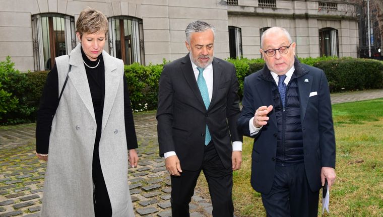 El gobernador Alfredo Cornejo junto a la ministra de Energía y Ambiente, Jimena Latorre, y el embajador argentino en Chile, Jorge Faurie. Foto: Gobierno